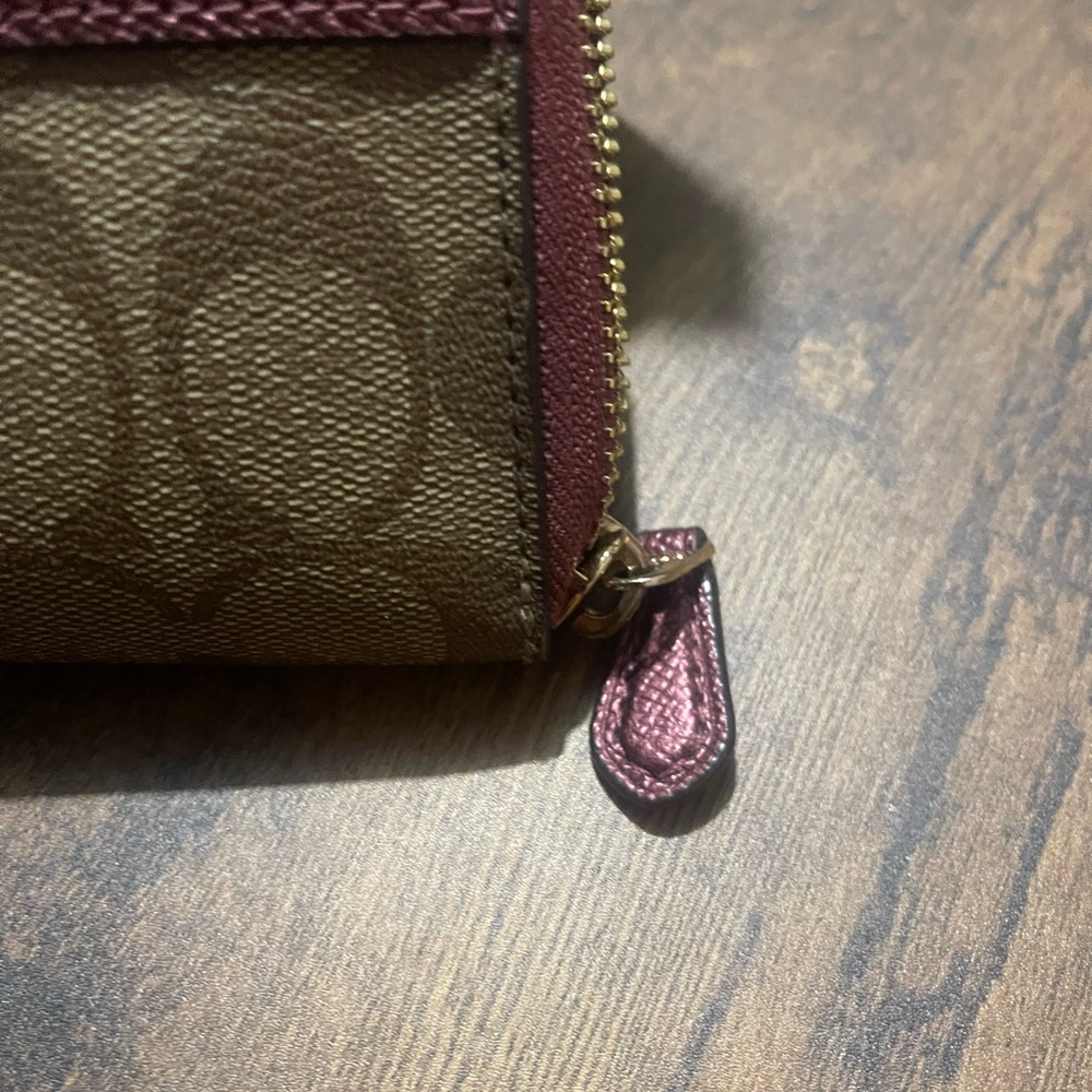 Coach Rehab Wallet
Peeling inside
Outside is great condition - Picture 3 of 11